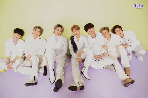 La imagen, proporcionada por Big Hit Music, muestra al grupo masculino de K-pop BTS, con ocasión del "BTS Festa" de 2021, que celebra con los fanes el 8° aniversario del debut del grupo. (Prohibida su reventa y archivo)