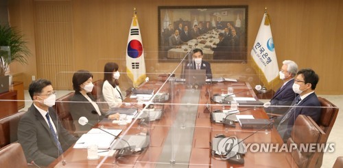 La foto, proporcionada por el Banco de Corea, muestra a su gobernador, Lee Ju-yeol (centro), presidiendo una reunión del Comité de Política Monetaria, el 26 de agosto de 2021, en Séul, al objeto de decidir el tipo de interés clave para este mes. (Prohibida su reventa y archivo)