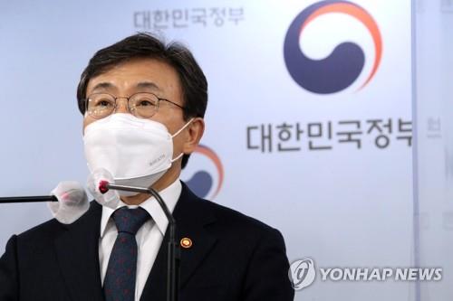 La foto de archivo, sin fechar, muestra al ministro de Salud y Bienestar Social surcoreano, Kwon Deok-cheol. 