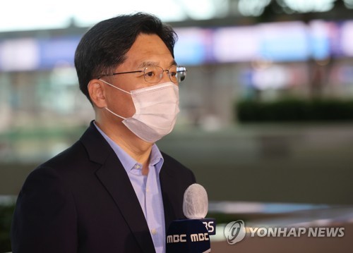 El jefe negociador nuclear de Corea del Sur, Noh Kyu-duk, habla ante los reporteros, el 29 de agosto de 2021, en el Aeropuerto Internacional de Incheon, al oeste de Seúl, antes de dirigirse a Estados Unidos.