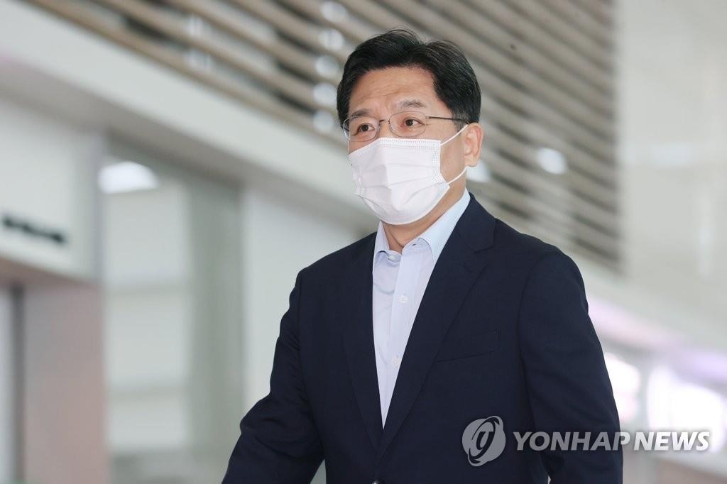 El jefe negociador nuclear de Corea del Sur, Noh Kyu-duk, llega al Aeropuerto Internacional de Incheon, al oeste de Seúl, el 12 de septiembre de 2021, para partir a Japón, a fin de mantener conversaciones bilaterales y trilaterales con sus homólogos de Washington y Tokio sobre asuntos norcoreanos.