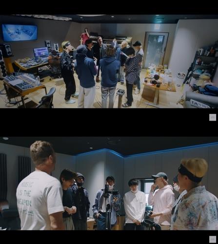 Estas imágenes, proporcionadas por Big Hit Music, muestran a BTS y a Chris Martin en un documental sobre su sencillo de colaboración "My Universe". (Prohibida su reventa y archivo)