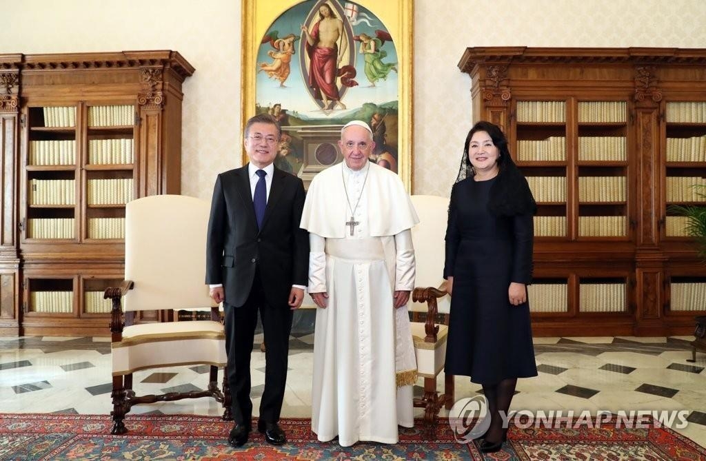 Esta foto de archivo, tomada el 18 de octubre de 2018, muestra al presidente surcoreano, Moon Jae-in (izda.), y a la primera dama, Kim Jung-sook (dcha.), posando junto al papa Francisco en su visita a la Santa Sede, en el Vaticano.