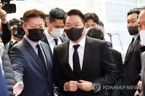 El presidente del Grupo SK, Chey Tae-won (centro), yerno del difunto expresidente surcoreano Roh Tae-woo, visita la funeraria del Hospital de la Universidad Nacional de Seúl, el 27 de octubre de 2021, en el centro de la capital.
