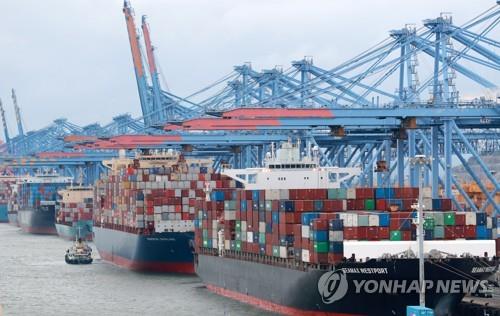 Esta foto de archivo, tomada el 1 de septiembre de 2021, muestra buques portacontenedores siendo cargados con carga en un puerto de Busan, la mayor ciudad portuaria de Corea del Sur.