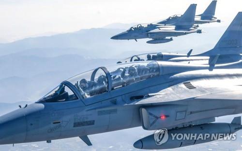 La foto de archivo, proporcionada por el Ministerio de Defensa, muestra al presidente surcoreano, Moon Jae-in, volando a bordo de un caza FA-50 autóctono, el 20 de octubre de 2021, para asistir a la ceremonia de apertura de la Exhibición Internacional del Aeroespacio y la Defensa de Seúl, que tuvo lugar en la Base Aérea de Seúl, en Seongnam, al sur de la capital. (Prohibida su reventa y archivo)