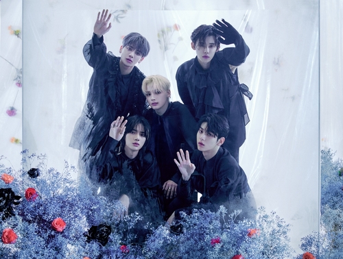La foto, proporcionada por Big Hit Music, muestra al grupo masculino de K-pop Tomorrow X Together. (Prohibida su reventa y archivo)
