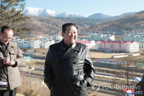 (2ª AMPLIACIÓN) El líder norcoreano visita la ciudad de Samjiyon en su primera actividad pública en más de un mes