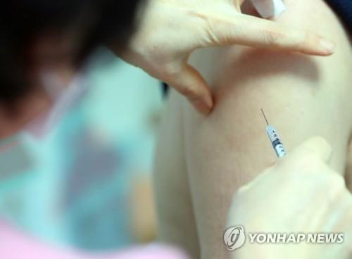 La foto de archivo, sin fechar, muestra a un ciudadano recibiendo la vacuna de refuerzo contra el COVID-19.