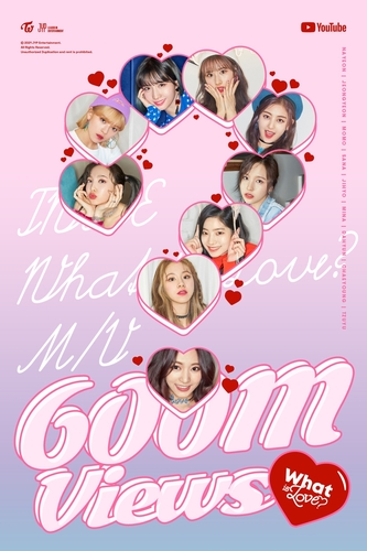 La imagen, proporcionada por JYP Entertainment, muestra un póster para conmemorar los 600 millones de visualizaciones de "What is Love?", de TWICE. (Prohibida su reventa y archivo)