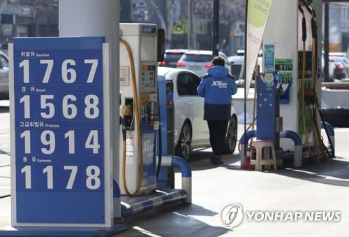 La foto, tomada el 2 de febrero de 2022, muestra los precios de la gasolina en una gasolinera, en Seúl.
