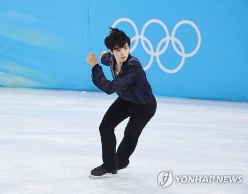 Moon felicita a Cha Jun-hwan por terminar 5º en patinaje artístico individual masculino en Pekín