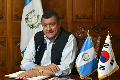 La foto, proporcionada por la Agencia de Cooperación Internacional de Corea del Sur, muestra al vicepresidente de Guatemala, César Guillermo Castillo Reyes, quien es graduado del programa de becas de posgrado de la KOICA. (Prohibida su reventa y archivo)