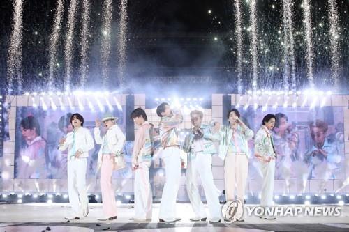 La imagen, proporcionada por Big Hit Music, muestra a BTS realizando una actuación, en el Estadio Olímpico de Jamsil, en el sudeste de Seúl, durante su concierto en vivo "Permission To Dance On Stage - Seoul", celebrado el 10, 12 y 13 de marzo de 2022. (Prohibida su reventa y archivo)