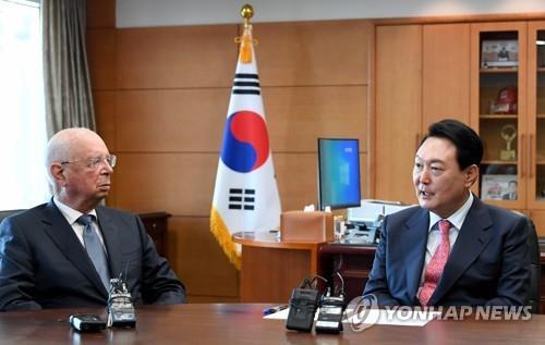 El presidente electo surcoreano, Yoon Suk-yeol (dcha.), habla con el presidente del Foro Económico Mundial (FEM), Klaus Schwab, el 27 de abril de 2022, en su oficina en Seúl. (Foto del cuerpo de prensa. Prohibida su reventa y archivo)