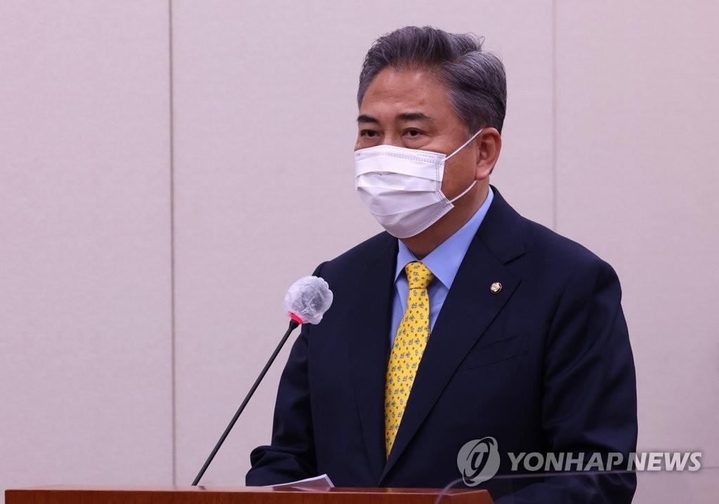 El nominado a ministro de Asuntos Exteriores de Corea del Sur, Park Jin, habla durante una audiencia de confirmación realizada, el 2 de mayo de 2022, en la Asamblea Nacional, en Seúl.