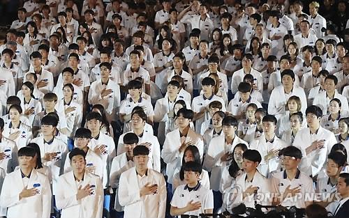 En la imagen de archivo, la selección nacional para los Juegos Asiáticos 2018 canta el himno nacional durante la ceremonia de inauguración de la selección, el 7 de agosto de 2018, en el Gimnasio Olímpico de Balonmano de SK en el Parque Olímpico, situado en el sudeste de Seúl.