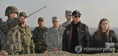 La foto de archivo, tomada el 7 de diciembre de 2013, muestra al entonces vicepresidente de EE. UU., Joe Biden (2º por la dcha.), visitando la DMZ que separa las dos Coreas. (Foto del cuerpo de prensa. Prohibida su reventa y archivo)