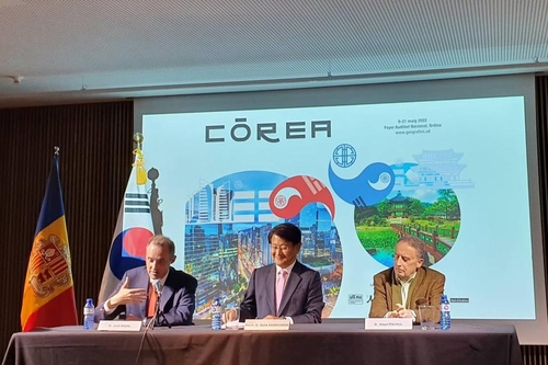 La foto, proporcionada por la Embajada de Corea del Sur ante España, muestra a su embajador, Bahk Sahng-hoon (centro), durante la ceremonia de inauguración del festival "Geografies-Ments Obertes 2022", con Corea del Sur como invitada de honor, organizado por la ciudad de Ordino, en el Principado de Andorra. (Prohibida su reventa y archivo)