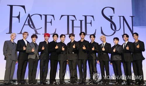 El grupo de K-pop Seventeen posa, el 27 de mayo de 2022, para los fotógrafos durante una conferencia de prensa por su cuarto álbum de larga duración, "Face the Sun", en un hotel de Seúl.