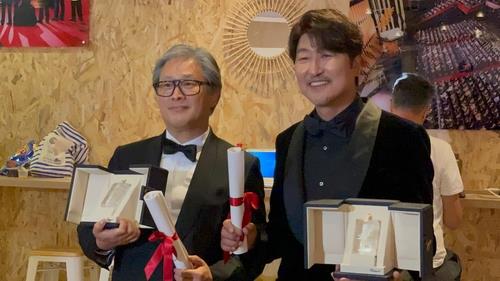 El director Park Chan-wook (izda.), de "Decision to Leave", y el actor Song Kang-ho, de "Broker", posan para fotos tras ganar los galardones a mejor director y mejor actor, respectivamente, en la 75ª edición del Festival de Cine de Cannes, el 28 de mayo de 2022 (hora local), en Francia.