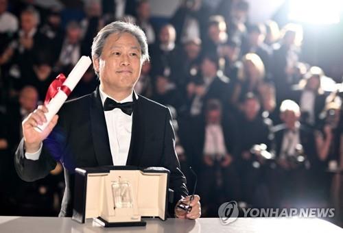 La foto, proporcionada por AFP, muestra al director surcoreano Park Chan-wook posando para una foto tras ganar el premio al mejor director por "Decision to Leave", en la ceremonia de clausura de la 75ª edición del Festival de Cine de Cannes, el 28 de mayo de 2022 (hora local), en Francia. (Prohibida su reventa y archivo)