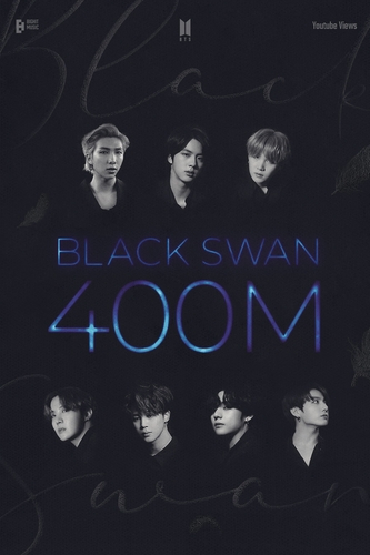 La imagen, proporcionada por Big Hit Music, muestra un póster que conmemora los 400 millones de visualizaciones del vídeo musical de "Black Swan" de BTS en YouTube. (Prohibida su reventa y archivo)