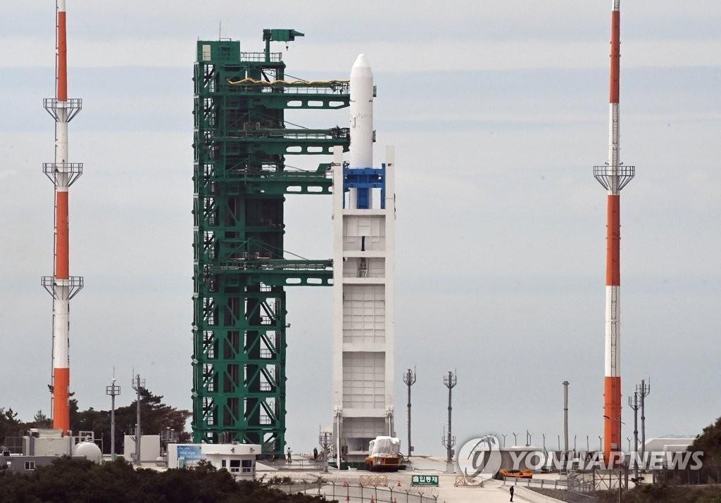 El Vehículo-2 de Lanzamiento Espacial de Corea del Sur (KSLV-II), también llamado Nuri, se encuentra en la plataforma de lanzamiento del Centro Espacial Naro, el 21 de junio de 2022, en Goheung, a unos 330 kilómetros al sur de Seúl. El cohete espacial autóctono será lanzado el mismo día, después de que su lanzamiento fuese pospuesto debido a un fallo técnico. (Foto del cuerpo de prensa. Prohibida su reventa y archivo)