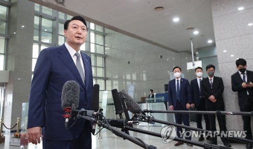 El presidente surcoreano, Yoon Suk-yeol, responde a las preguntas de los periodistas, el 24 de junio de 2022, al llegar a su oficina, en Seúl. (Imagen del cuerpo de prensa. Prohibida su reventa y archivo)