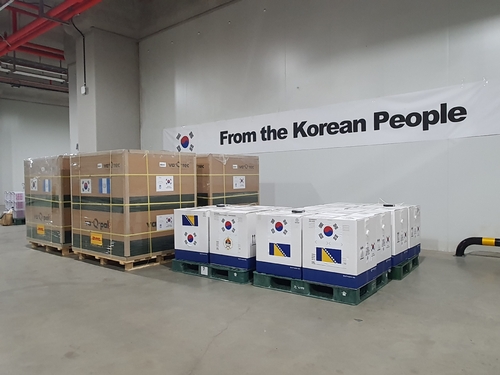 La foto sin fechar, proporcionada por el Ministerio de Asuntos Exteriores surcoreano, muestra cajas con dosis de la vacuna contra el coronavirus, que fueron donadas a Guatemala. (Prohibida su reventa y archivo)