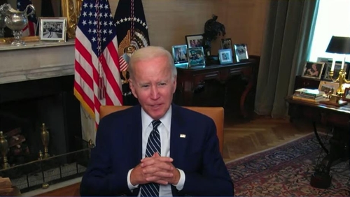 La imagen, capturada del sitio web de la Casa Blanca, muestra al presidente estadounidense, Joe Biden, hablando durante una reunión virtual con Chey Tae-won, presidente del Grupo SK, un conglomerado surcoreano, el 26 de julio de 2022 (hora local), en la Casa Blanca, Washington. (Prohibida su reventa y archivo)