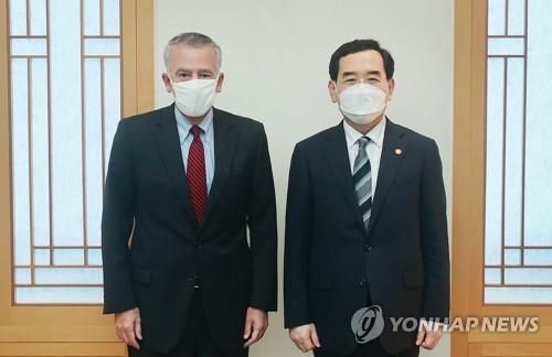 La foto, proporcionada por el Ministerio de Industria de Corea del Sur, muestra a su ministro, Lee Chang-yang (dcha.), y el embajador de Estados Unidos ante Seúl, Philip Goldberg, posando antes del inicio de sus conversaciones, el 31 de agosto de 2022, en la capital surcoreana. (Prohibida su reventa y archivo)