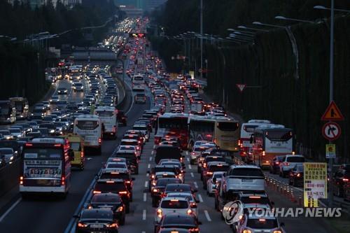 Las autopistas se congestionan desde el primer día del Chuseok