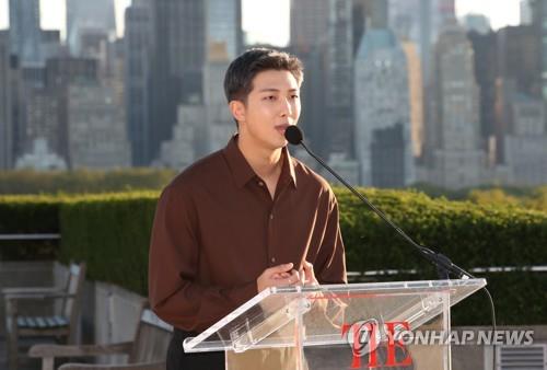 RM, líder del grupo masculino de K-pop BTS, habla, el 20 de septiembre de 2021 (hora local), en el Museo Metropolitano de Arte, en Nueva York. 