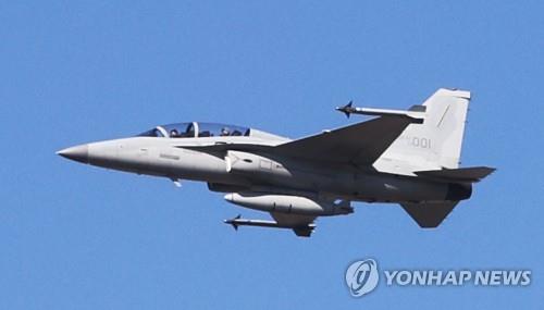 La foto de archivo, tomada el 20 de octubre de 2021, muestra el avión de ataque ligero FA-50 volando sobre la ciudad de Seongnam, al sur de Seúl.