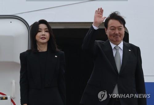 El presidente surcoreano, Yoon Suk-yeol (dcha.), y la primera dama, Kim Keon-hee, posan para las fotos, el 18 de septiembre de 2022, antes de partir hacia la capital británica, Londres, para un viaje por tres países que también los llevará a Estados Unidos y Canadá.
