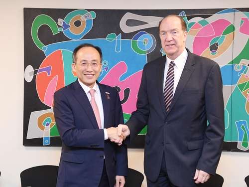 El ministro de Finanzas discute la cooperación con el jefe del Banco Mundial