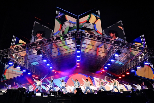 La foto, proporcionada por Big Hit Music, muestra a la sensación del K-pop BTS realizando una actuación durante el concierto titulado "Yet to come in Busan", a fin de promocionar la candidatura de Corea del Sur para albergar la Expo Mundial 2030 en dicha ciudad portuaria, que tuvo lugar, el 15 de octubre de 2022, en el Estadio Principal Asiad de Busan, a 450 kilómetros al sur de Seúl. (Prohibida su reventa y archivo)