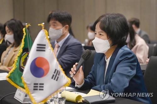 La jefa negociadora de Corea del Sur, Kwon Hye-jin (decha.), habla durante la sexta ronda de negociaciones del tratado de libre comercio (TLC) entre Corea del Sur y el Consejo de Cooperación para los Estados Árabes del Golfo (CCG), en un hotel de Seúl, el 24 de octubre de 2022, en esta foto proporcionada por el Ministerio de Comercio, Industria y Energía surcoreano. (Prohibida su reventa y archivo)
