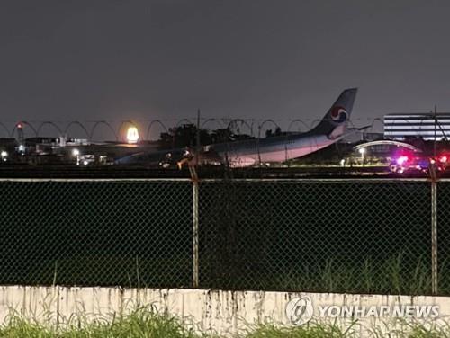 La foto, capturada de una cuenta de Twitter, muestra el vuelo KE631 de Korean Air, que, el 23 de octubre de 2022, sobrepasó una pista del Aeropuerto Internacional Mactán-Cebú, en Filipinas. El avión A330-300 intentó aterrizar dos veces bajo malas condiciones climáticas, y en el tercer intento sobrepasó la pista, a las 11:07 p.m., pero no se reportó ningún herido, según la aerolínea. (Prohibida su reventa y archivo)