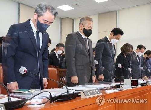 La imagen, tomada el 7 de noviembre de 2022, muestra (de izda. a dcha.) al comisario general de la NPA, Yoon Hee-keun, el ministro del Interior y Seguridad, Lee Sang-min, el alcalde de Seúl, Oh Se-hoon, y la jefa de la Oficina del Distrito de Yongsan, Park Hee-young, haciendo una reverencia y prestando un minuto de silencio a las víctimas de la estampida mortal de Itaewon, mientras celebran una sesión parlamentaria.