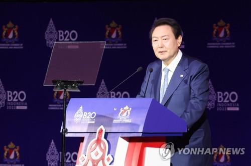 El presidente Yoon Suk-yeol pronuncia un discurso, el 14 de noviembre de 2022, durante la cumbre B20 en el centro de convenciones Nusa Dua, en Bali, Indonesia.