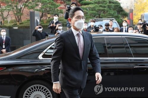 El presidente ejecutivo de Samsung Electronics, Lee Jae-yong, llega al hotel Lotte, en el centro de Seúl, el 17 de noviembre de 2022, para participar en una reunión con el príncipe heredero y primer ministro de Arabia Saudita, Mohamed bin Salmán.