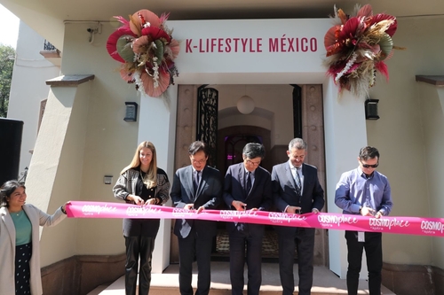 La foto, proporcionada por la Agencia para la Promoción del Comercio e Inversión de Corea del Sur (KOTRA, según sus siglas en inglés), muestra una ceremonia de corte de cinta para celebrar la inauguración del evento "K-Lifestyle México", que tuvo lugar del 25 al 27 de noviembre de 2022 (hora local), en México. (Prohibida su reventa y archivo)