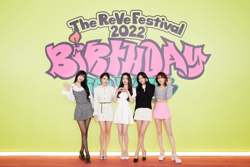 La imagen, proporcionada por SM Entertainment, muestra al grupo femenino de K-pop Red Velvet posando para una foto, el 28 de noviembre de 2022, durante un evento de presentación en línea de su nuevo miniálbum, titulado "The ReVe Festival 2022 - Birthday". (Prohibida su reventa y archivo) 