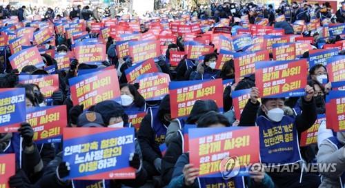 Los trabajadores sindicalizados de Seoul Metro corean insignias, el 30 de noviembre de 2022, durante la ceremonia de inicio de una huelga general.
