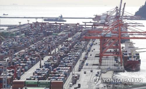 La foto de archivo, tomada, el 30 de noviembre de 2022, muestra un montón de contenedores en un puerto en la ciudad suroriental surcoreana de Busan.