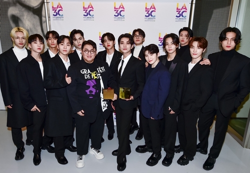 Bang Si-hyuk y Seventeen son premiados por su papel en los intercambios culturales