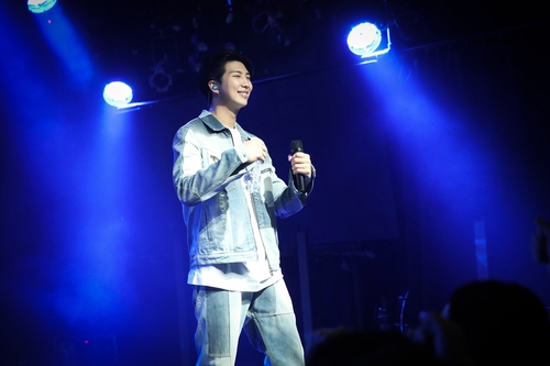 RM de BTS revela un vídeo de su actuación realizada en un pequeño teatro