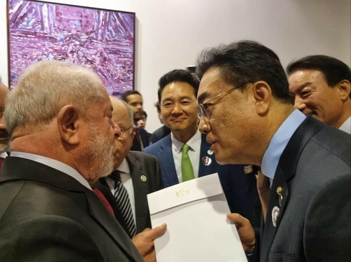 El líder del Partido del Poder del Pueblo entrega la carta de Yoon a Lula